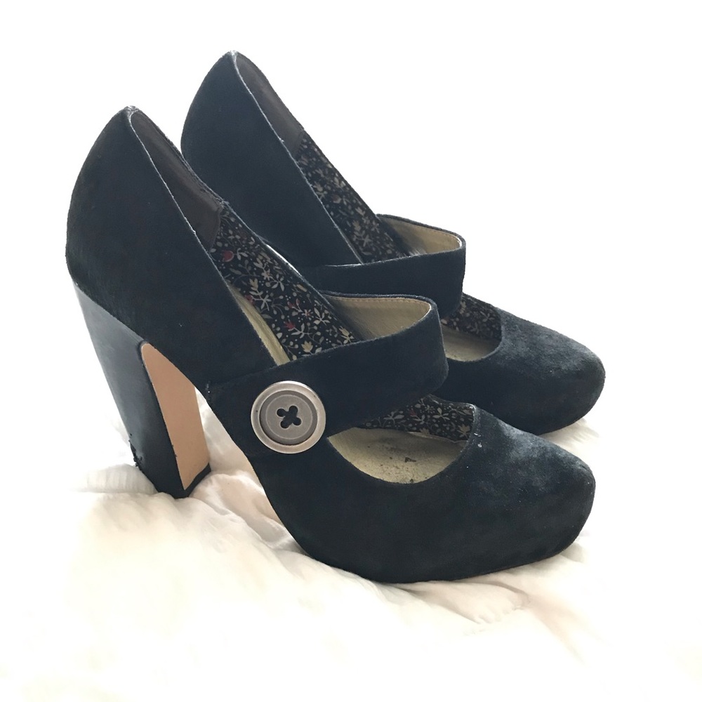Black pumps!